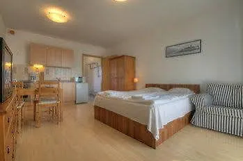 Club218 Lilly Wellness Apartman Апартаменты Шиофок