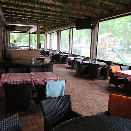 Club218 Lilly Wellness Apartman Апартаменты