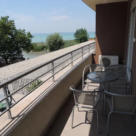 Club218 Lilly Wellness Apartman Шиофок