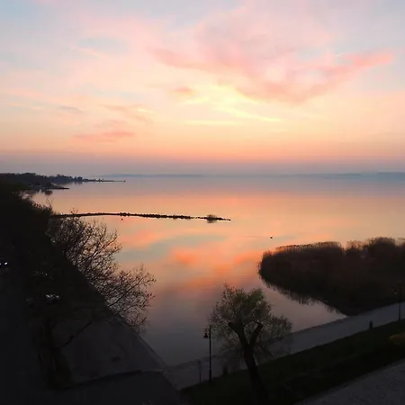 Club218 Lilly Wellness Apartman Апартаменты Шиофок